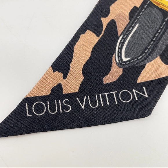 Auth LOUIS VUITTON Monogram
Leopard Print Silk Bandeau Scarf - Picture 10 of 16